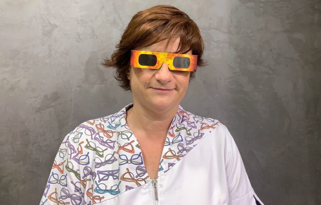 ¿Puedo mirar un eclipse con gafas de sol? Buscamos respuesta profesional con Silvia Edo, óptica optometrista en EDO Òptics.