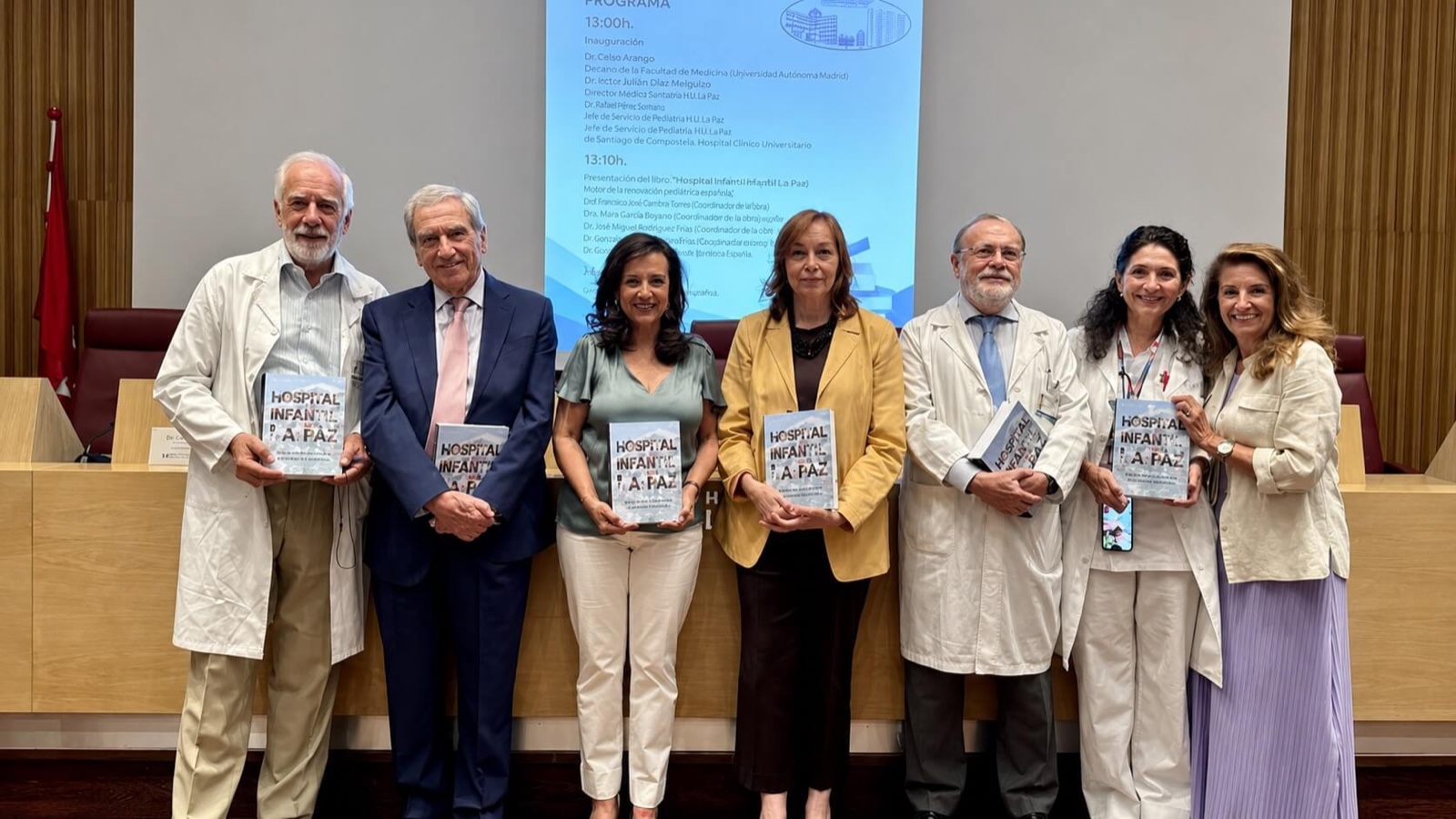 Profesionales del Hospital Infantil La Paz en la presentación del libro conmemorativo.