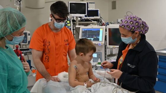 El Hospital General Universitario Gregorio Marañón, centro público de la Comunidad de Madrid, ha implantado un nuevo protocolo que permite a los padres acompañar a sus hijos en el interior del quirófano durante el proceso de inducción anestésica.