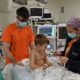 El Hospital General Universitario Gregorio Marañón, centro público de la Comunidad de Madrid, ha implantado un nuevo protocolo que permite a los padres acompañar a sus hijos en el interior del quirófano durante el proceso de inducción anestésica.