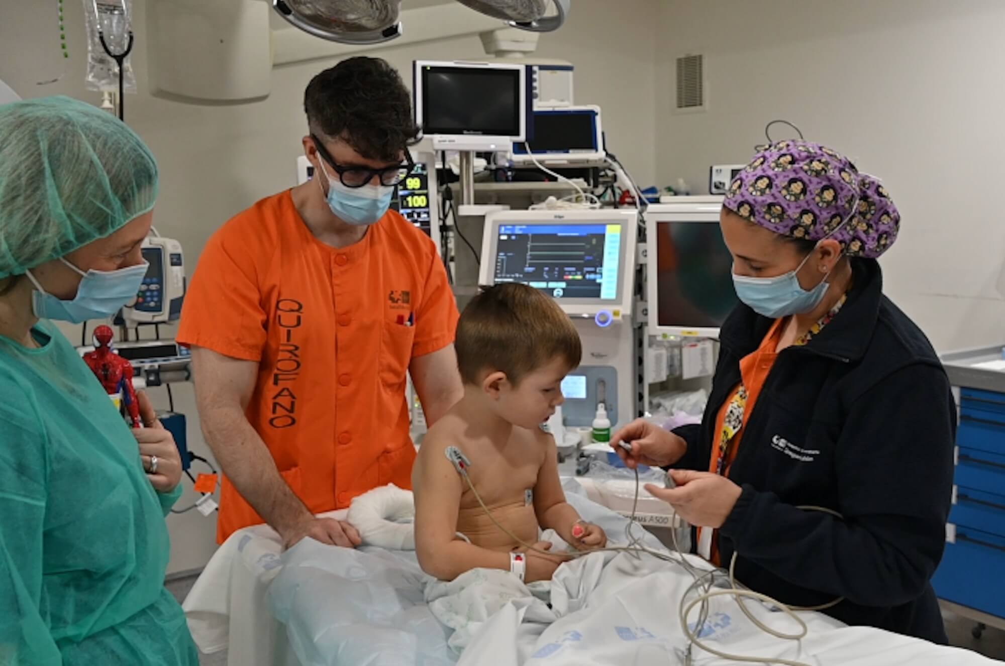 El Hospital General Universitario Gregorio Marañón, centro público de la Comunidad de Madrid, ha implantado un nuevo protocolo que permite a los padres acompañar a sus hijos en el interior del quirófano durante el proceso de inducción anestésica.